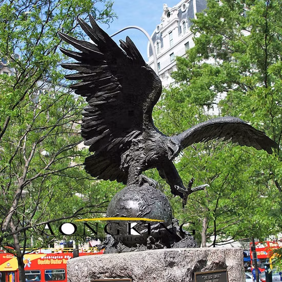 Hot Sale Bronze Eagle Statue Standing on a Fish for Garden Decor